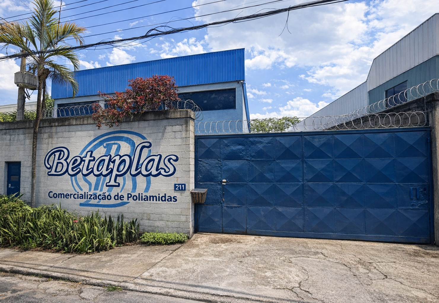 Fachada industrial da Betaplas e estrutura de armazenagem de materiais plásticos